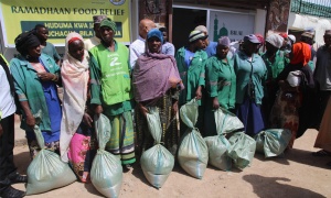 Distributes-food-parcels1