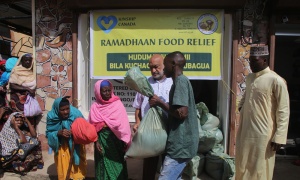 Distributes-food-parcels10