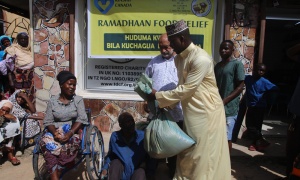 Distributes-food-parcels11