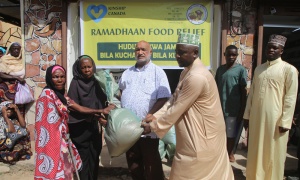 Distributes-food-parcels12