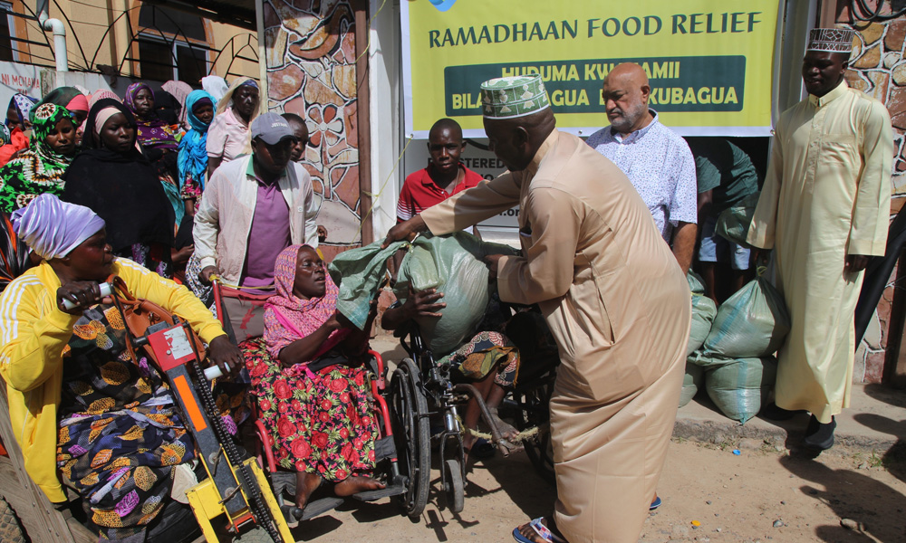 Distributes-food-parcels16