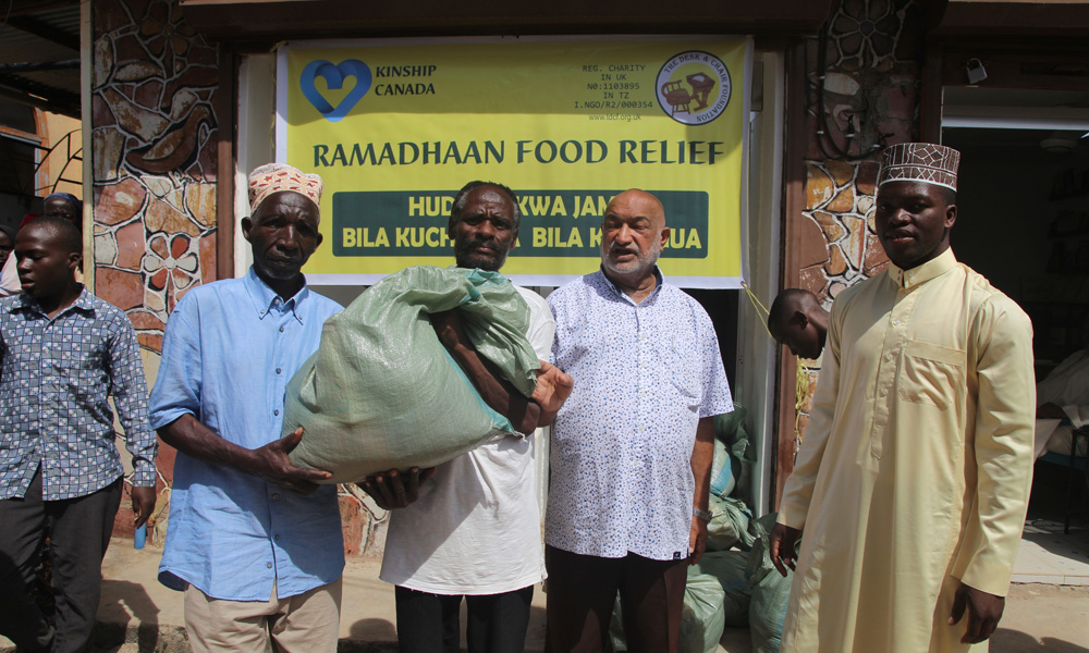 Distributes-food-parcels3