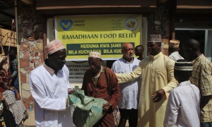 Distributes-food-parcels4