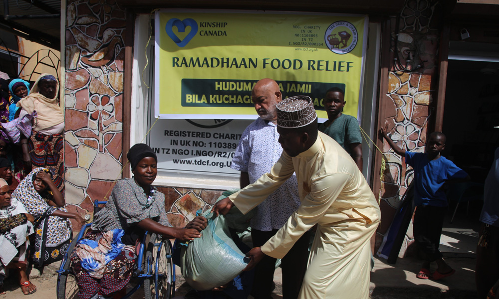 Distributes-food-parcels8